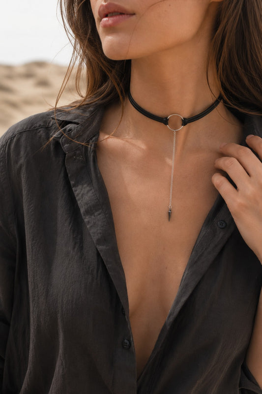 Gargantilla con colgante de aro y punta – collar boho punk atrevido
