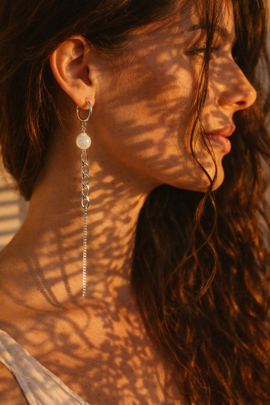 Boucles d’Oreilles Statement en Chaîne avec Perles – 12 cm | Pendants Modernes en Perles Baroques d’Eau Douce

