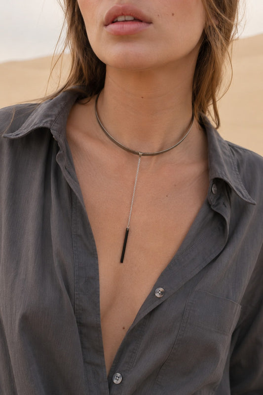 Gargantilla con colgante de barra de acero inoxidable – collar de cordón de cuero | collar en Y minimalista para mujer y hombre | joyería moderna y llamativa
