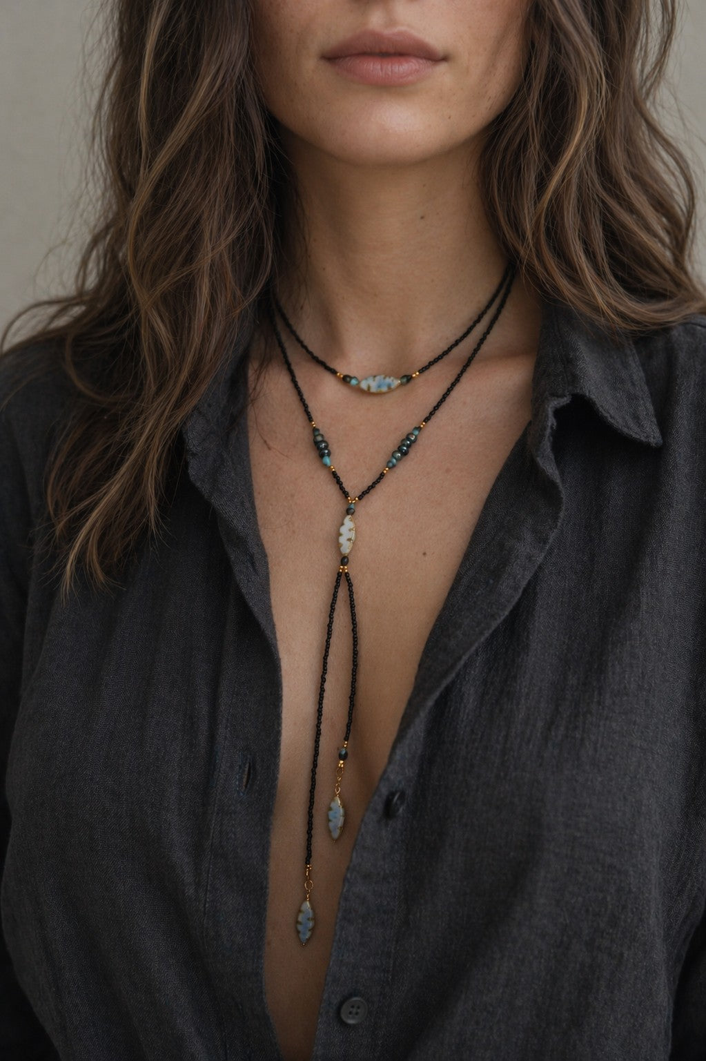 Collar lariat Black Coastal – Collar tipo lazo de cuentas con detalles de concha
