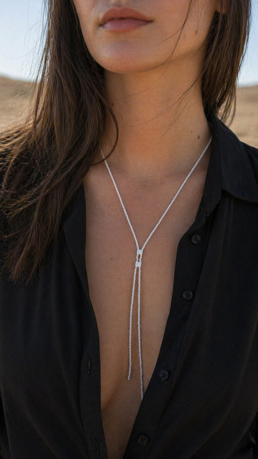 Collier Lariat Snow Tie – Collier cravate minimal en perles blanches
